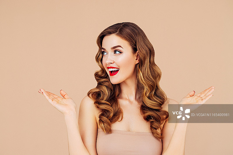 有着蓬松卷发的美丽女人图片素材