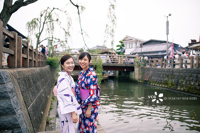 穿着浴衣前往传统日本村庄的年轻女人们图片素材