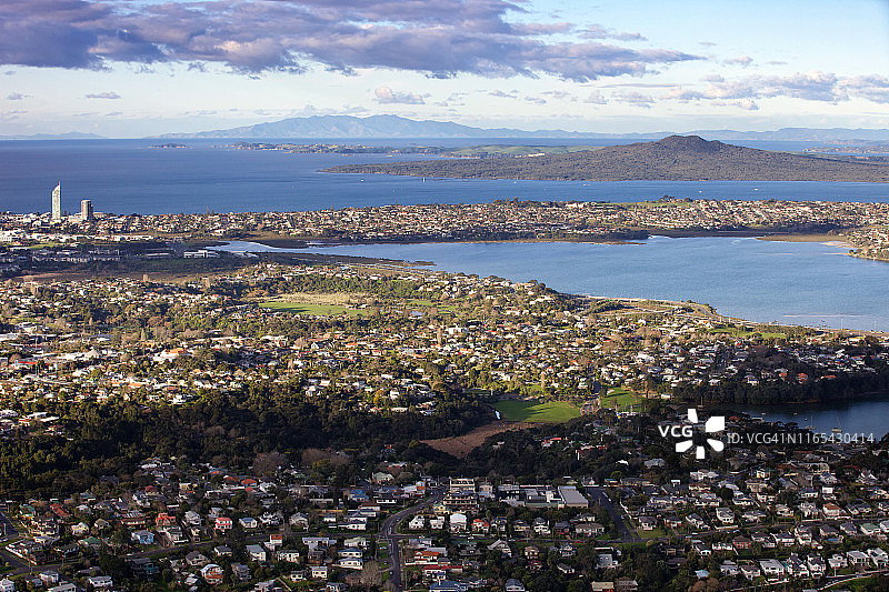 从空中鸟瞰奥克兰的诺斯科特和塔卡普纳到朗伊托托岛图片素材
