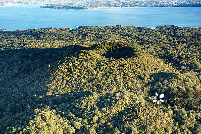 朗伊托托岛火山口和蒲胡图卡瓦森林的航拍景色图片素材