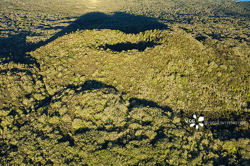 朗伊托托岛火山口和蒲胡图卡瓦森林的航拍景色图片素材
