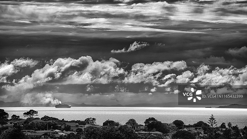 游轮清晨驶过北岸图片素材