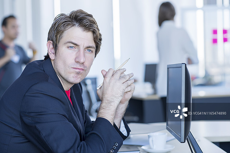 在现代办公室工作的年轻商人图片素材