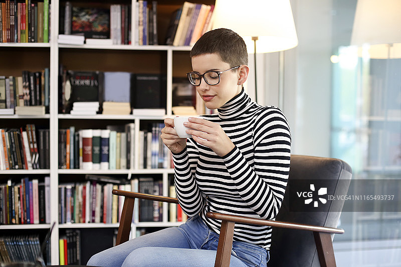 学生在喝咖啡图片素材