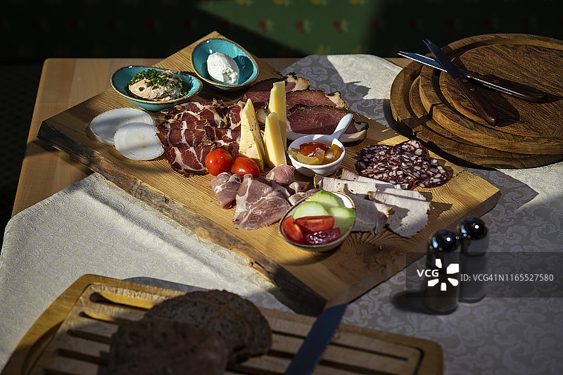 传统卡林西亚木板冷盘图片素材