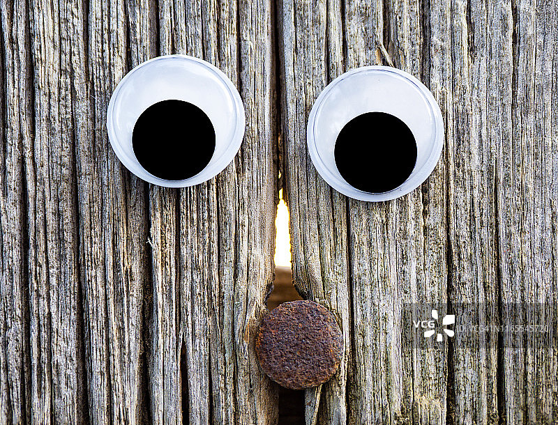 旧木门上的笑脸图图片素材