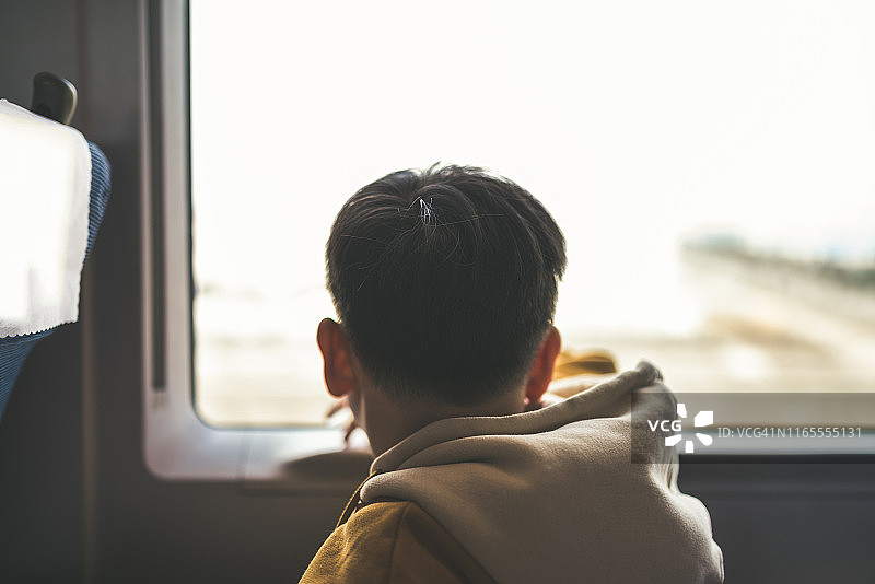 旅行中的男孩图片素材