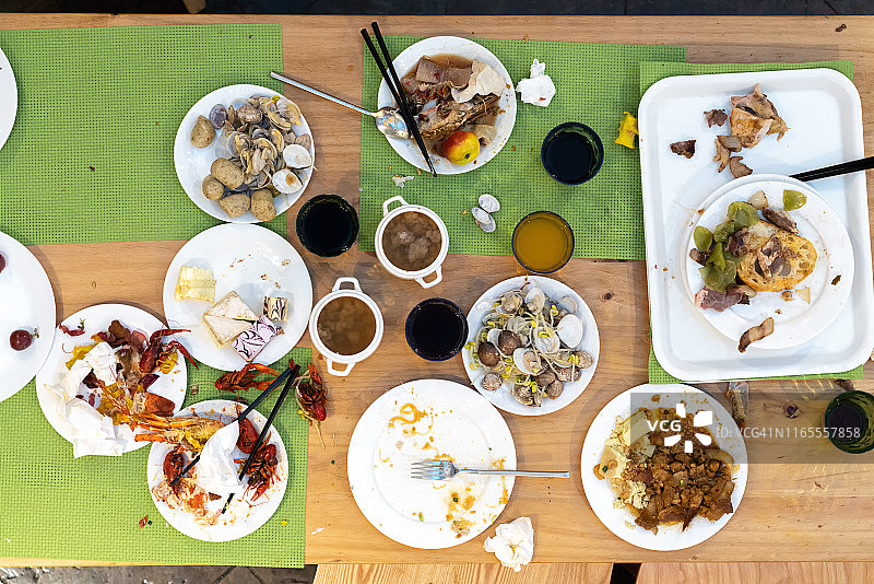 吃完后废弃的自助晚餐桌图片素材