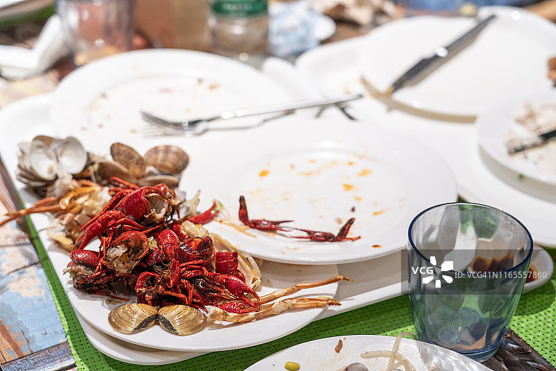 吃完后废弃的自助晚餐桌图片素材