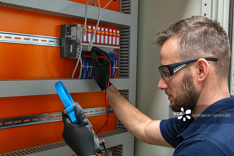 电工在配电盘工作图片素材