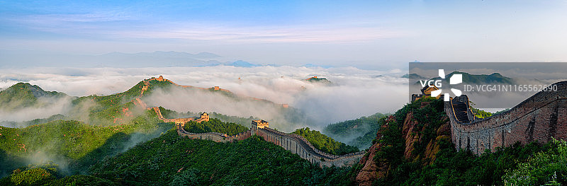 云海中的金山岭长城图片素材