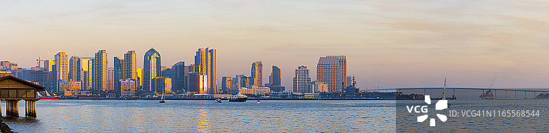 黄昏时分的圣地亚哥湾和天际线图片素材