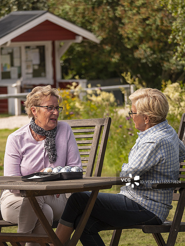 两位退休老人沐浴阳光打地滚球图片素材