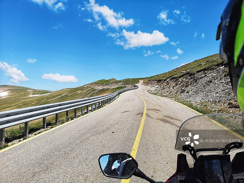 摩托车山区公路旅行图片素材