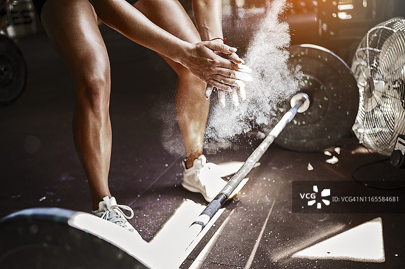 年轻女子在健身房举重图片素材