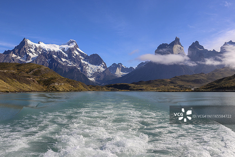 阿根廷巴塔哥尼亚百内国家公园皮霍湖上的渡轮图片素材