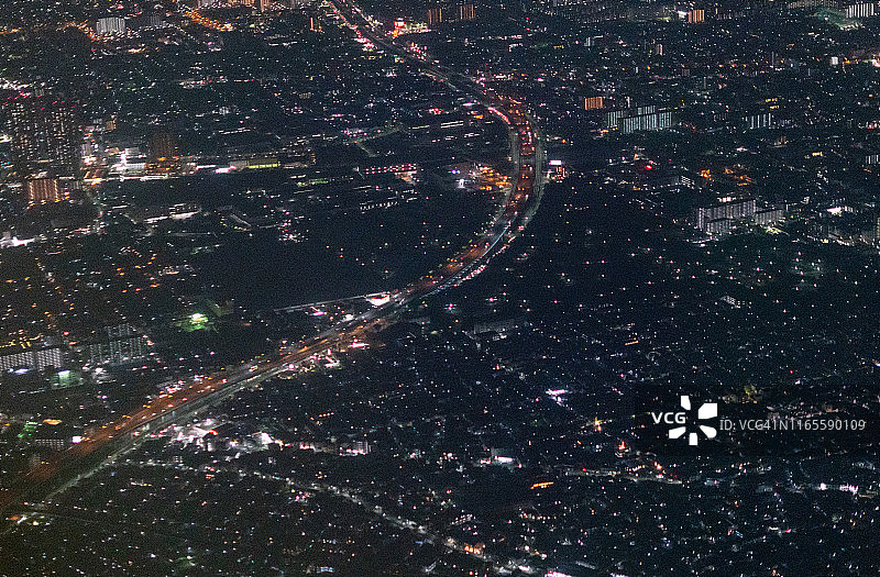 从飞机上看到的夜晚大阪城市高速公路鸟瞰图图片素材