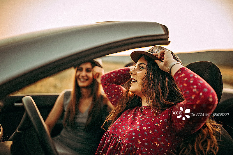 阳光明媚的一天是快乐的骑行日图片素材