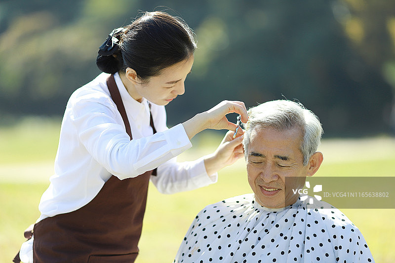 理发师为年长的男人理发图片素材