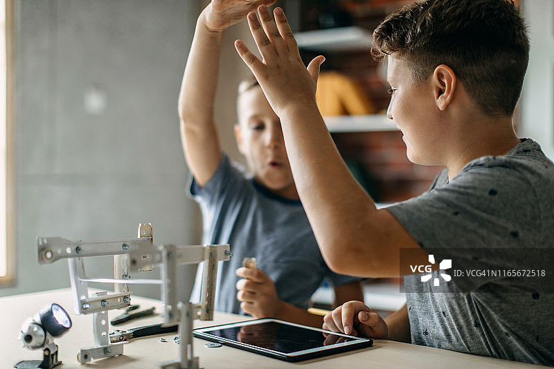 一起做学校项目的男孩图片素材
