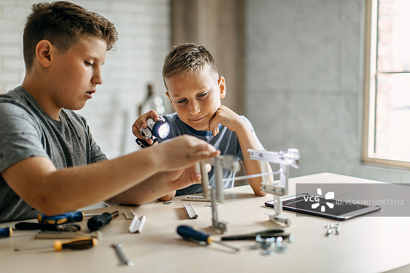 一起做学校项目的男孩图片素材