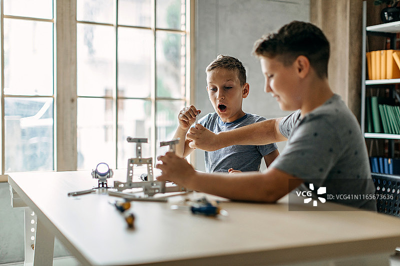 一起做学校项目的男孩图片素材