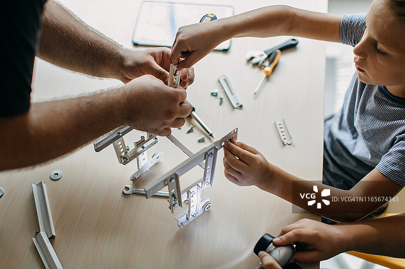 男人们在做一个学校项目图片素材