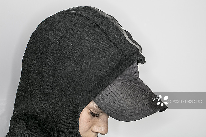 使用手机的年轻人图片素材