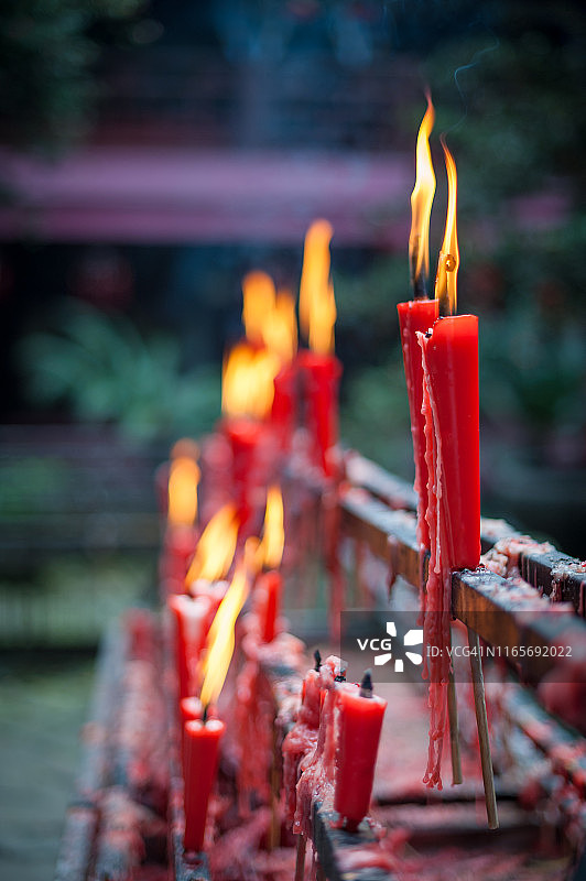 佛教寺庙中的红色蜡烛图片素材