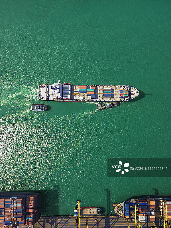 仓库中集装箱起重机吊运集装箱海运航拍俯视图片素材