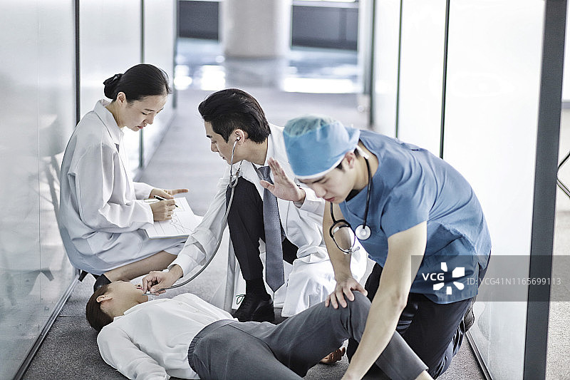医生检查昏迷病人图片素材