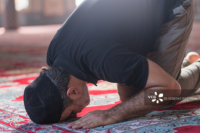 穆斯林男子在清真寺祈祷图片素材