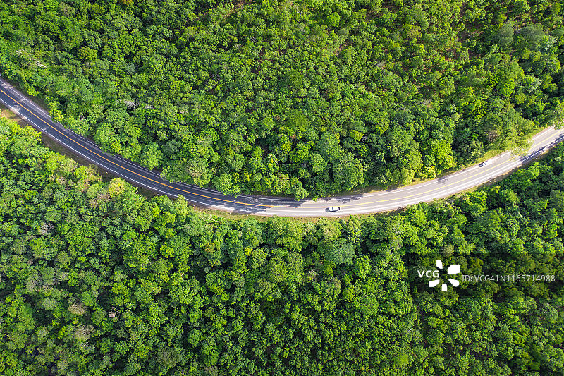 东南亚森林公路鸟瞰图：穿过泰国森林的省级公路图片素材