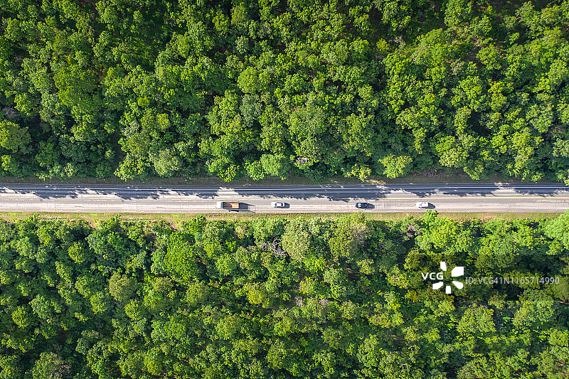 东南亚森林公路鸟瞰图：穿过泰国森林的省级公路图片素材