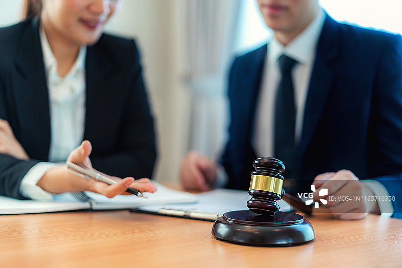 客户服务良好合作，商人与男律师或法官之间的咨询，与客户进行团队会议，法律和法律服务概念图片素材