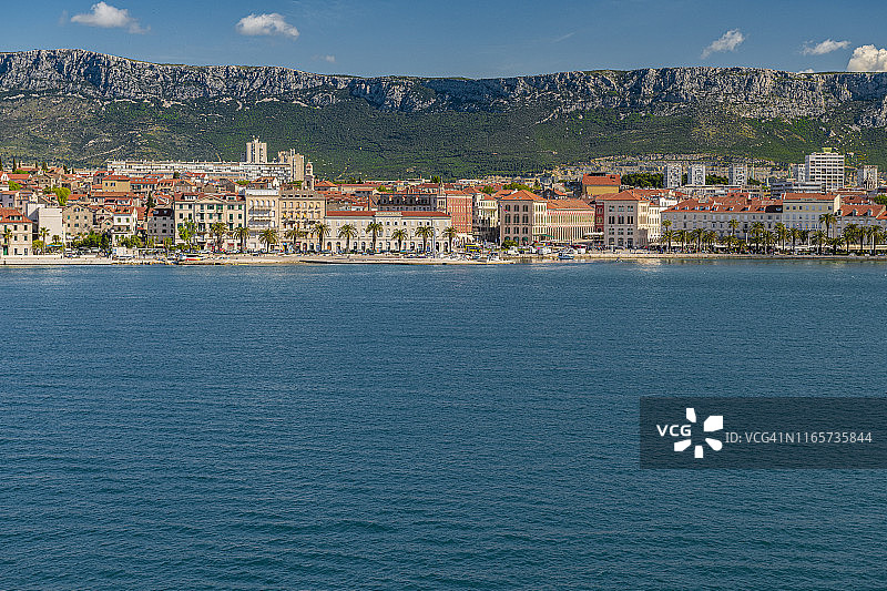 斯普利特港口风光，远景为莫索尔山脉图片素材