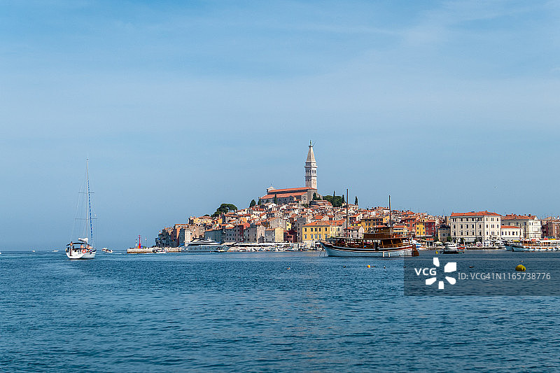 罗维尼海港和天际线图片素材