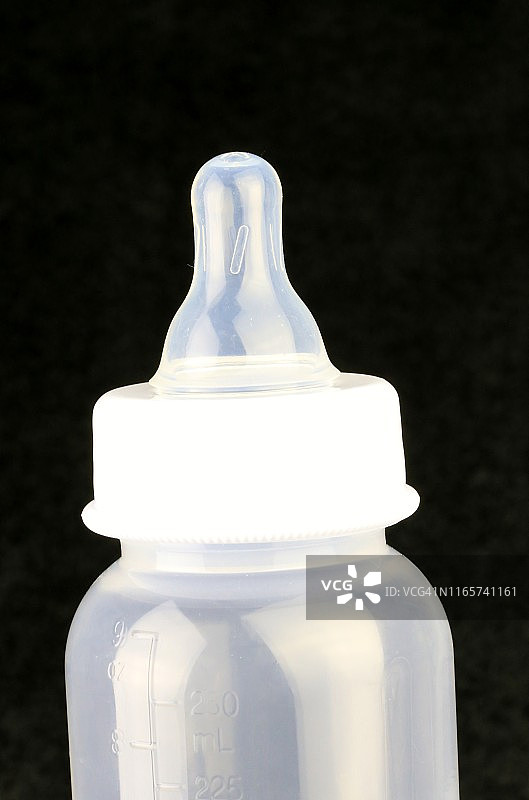 塑料奶瓶上的奶嘴图片素材