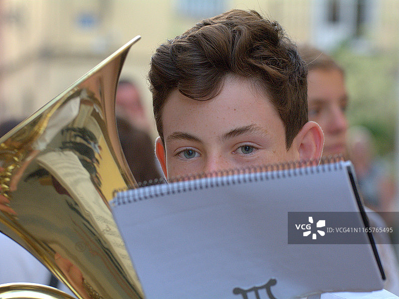 在宗教游行中演奏上低音号图片素材