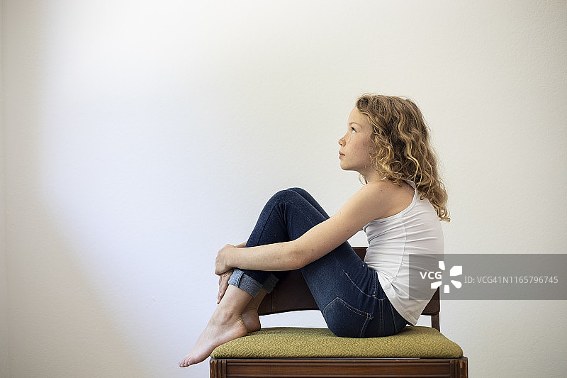 沉思的少女图片素材