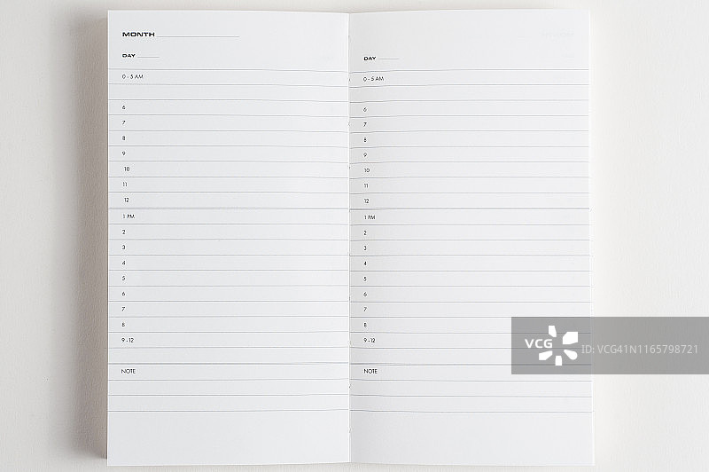 白色背景上的打开的日记杂志书图片素材