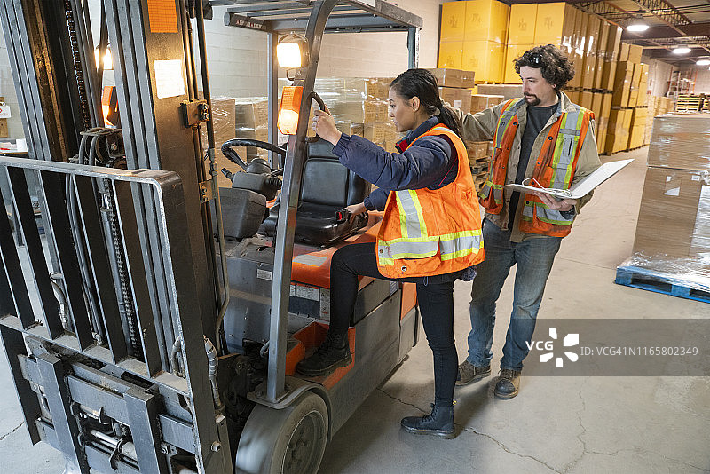 工业仓库安全主管培训叉车安全图片素材
