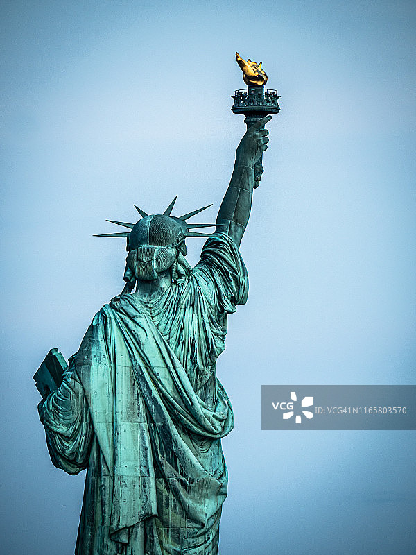 黄昏下的自由女神像图片素材