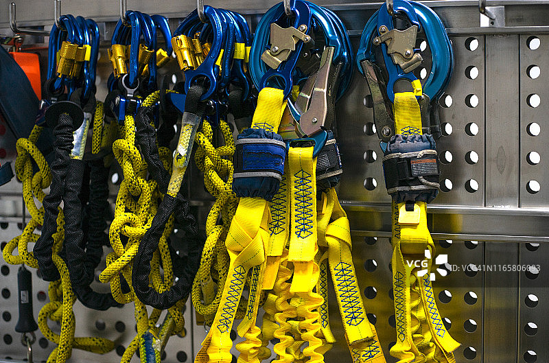 在高处作业时佩戴安全带和安全绳的建筑工人图片素材