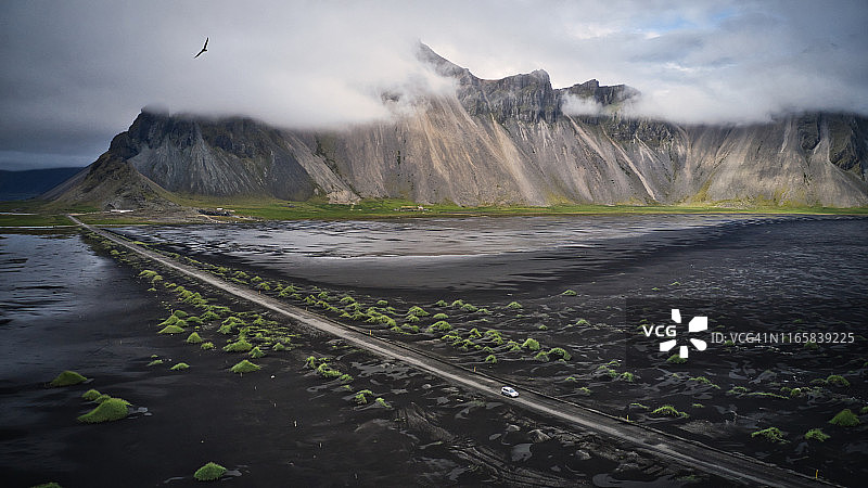 冰岛东部地区斯托克斯内斯山Vestrahorn的黑色熔岩海滩图片素材