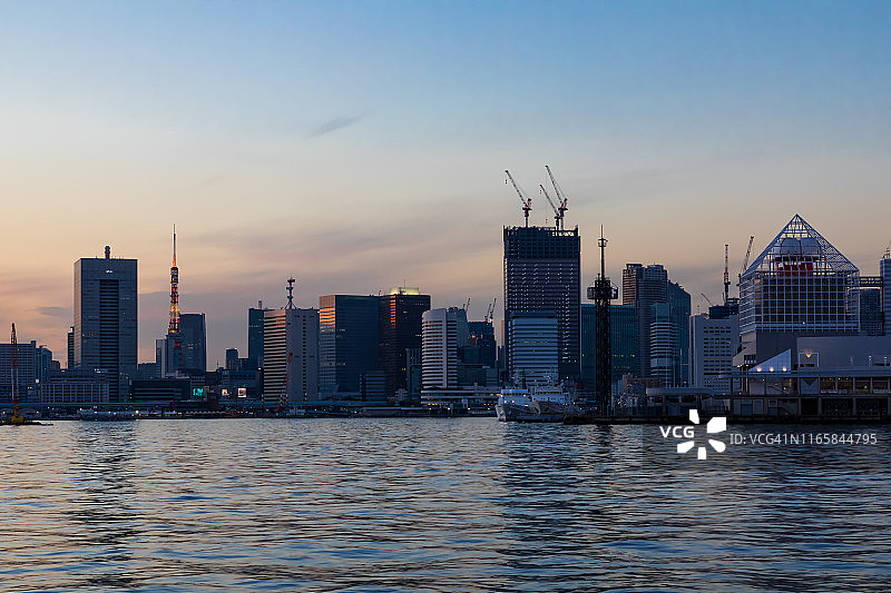 竹叶码头边的夜景图片素材