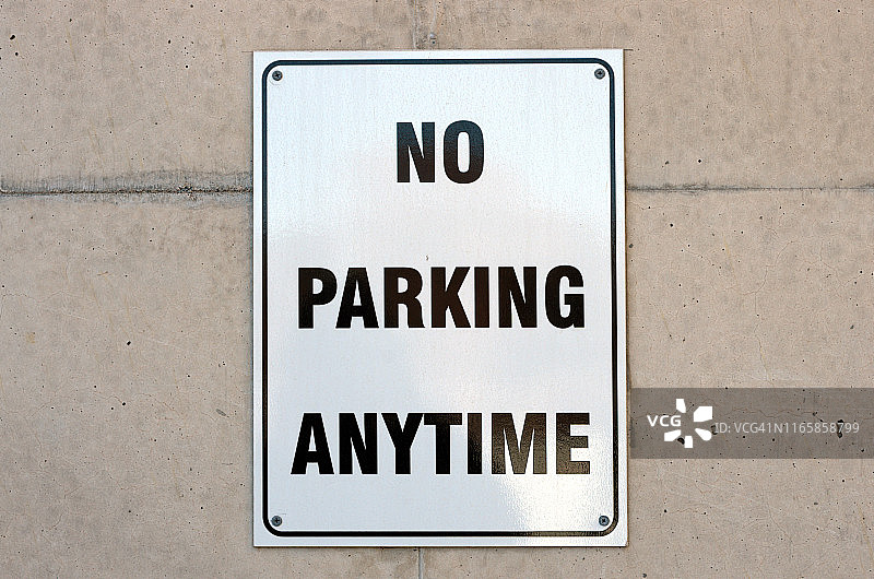 混凝土墙上的禁止停车警告标志图片素材