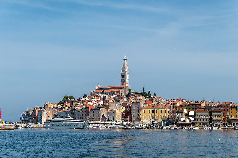 罗维尼港口与天际线图片素材