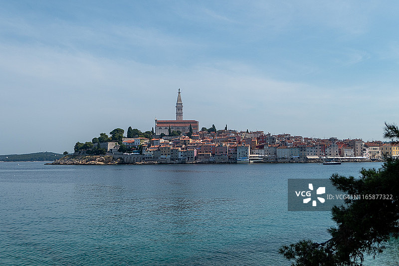 罗维尼港口与天际线图片素材