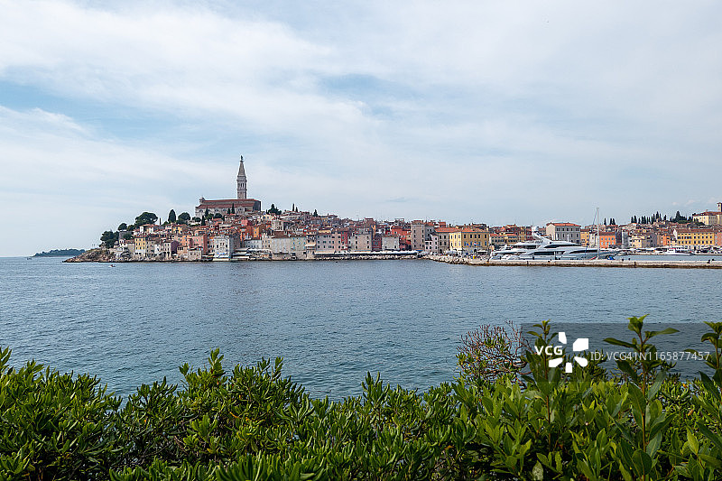 罗维尼港口与天际线图片素材